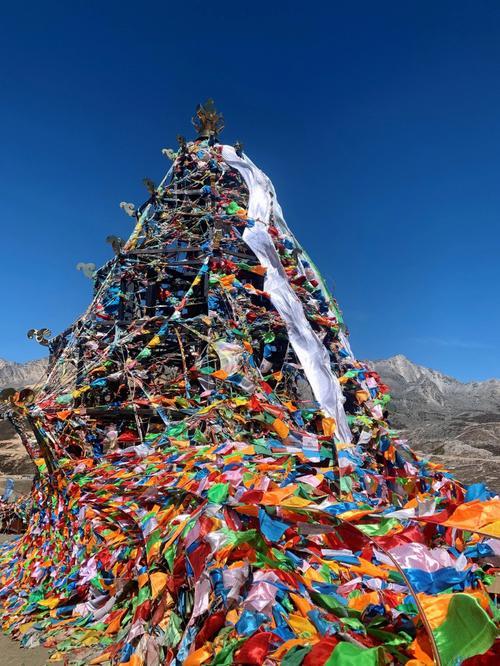 翻越康巴第一关，来到海拔4298米的折多山垭口。
经幡摇曳，远山连绵，翻过这座山