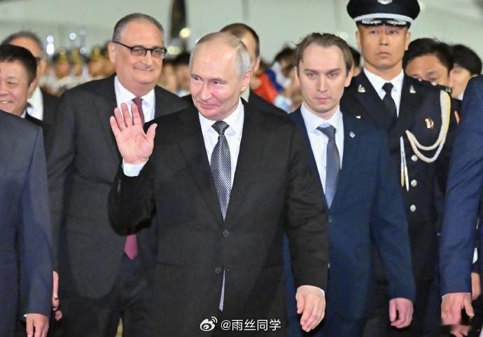 普京抱过的中国男孩将再见普京普京到达北京26年过去了，普京已经74岁，样貌没什么