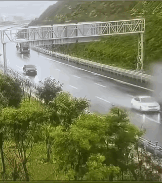 1 天呐！前一辆车极速冲过，后一辆急刹稳住，都是与死神擦肩而过，够他们吹一辈子了