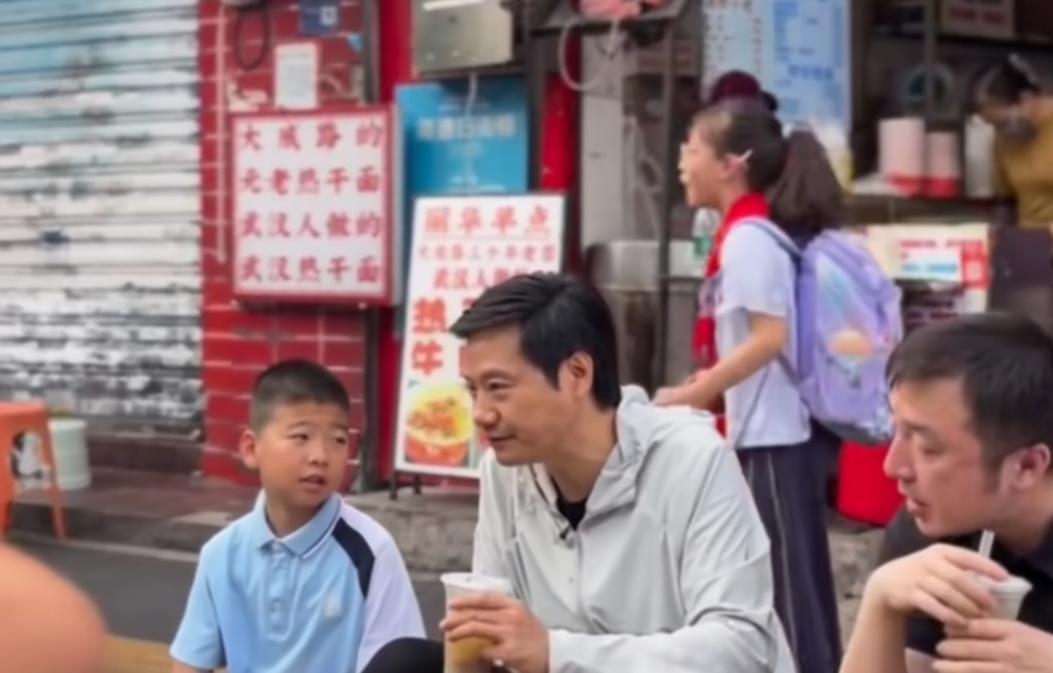 第一个不把雷军当回事的人，就这么大大方方地出现了。

"吃个饭还要这么多人拍照，