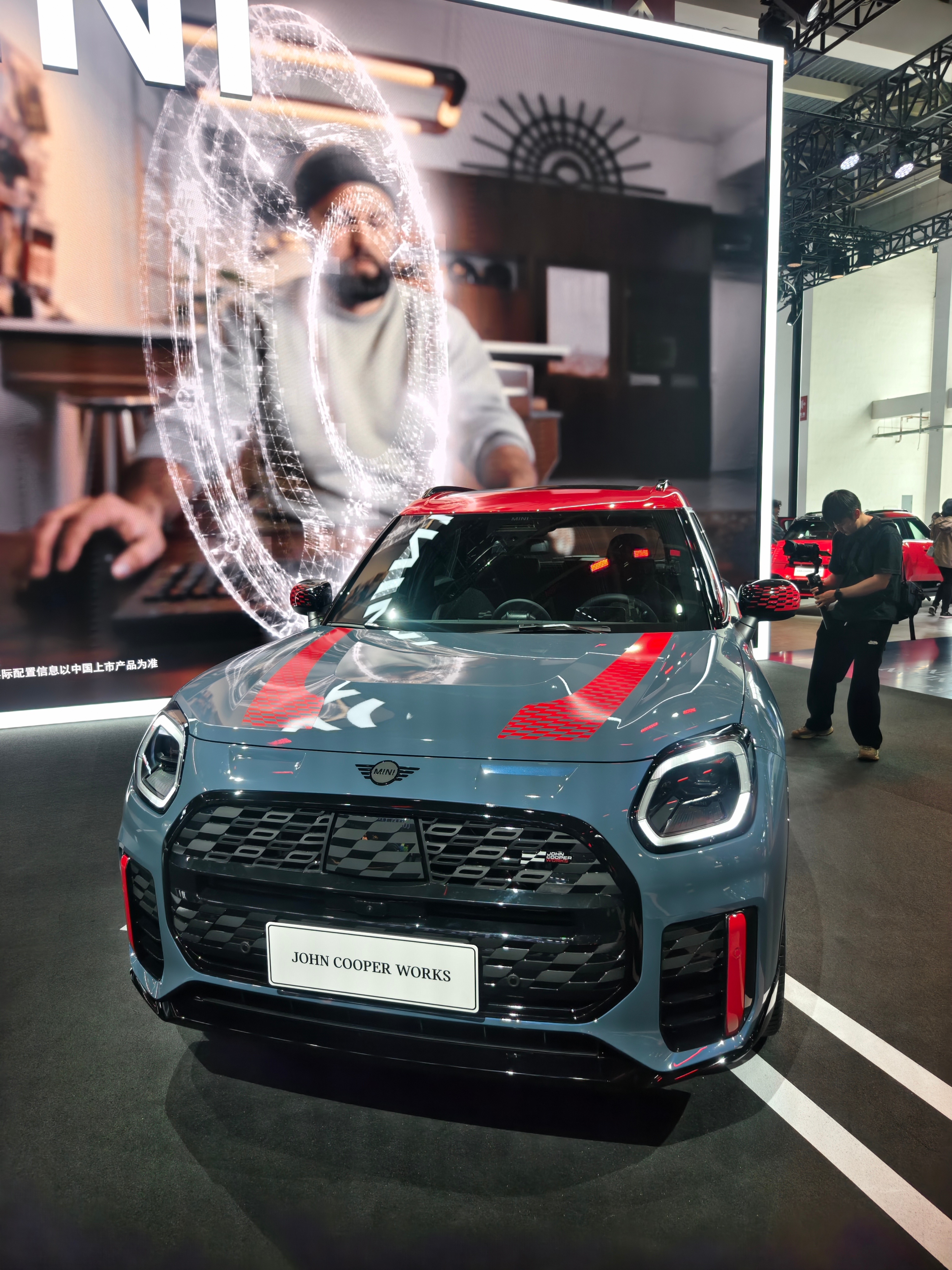 这次北京车展MINI展台，算得上逛得挪不开脚了。最吸睛的还是和运动品牌DEUS 