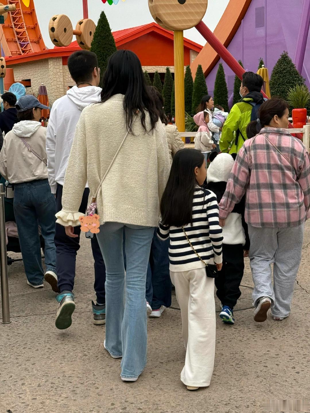 #迪士尼偶遇奚梦瑶一家#网友在上海迪士尼偶遇奚梦瑶一家，好多人围观啊！#上海迪士