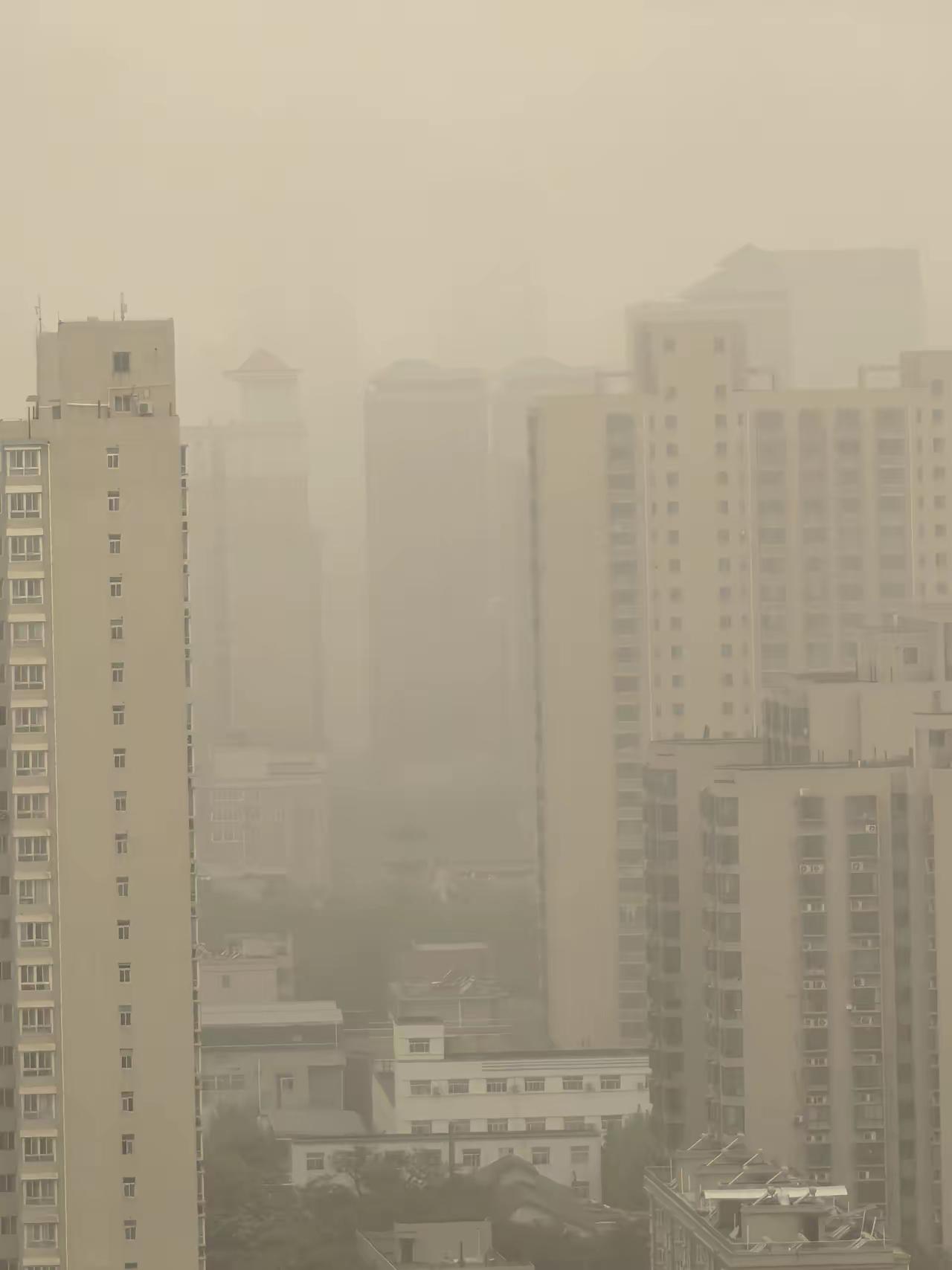 这是前天一个朋友从西安传过来的照片，没有想到前天西安的沙尘天气这么严重，能见度很