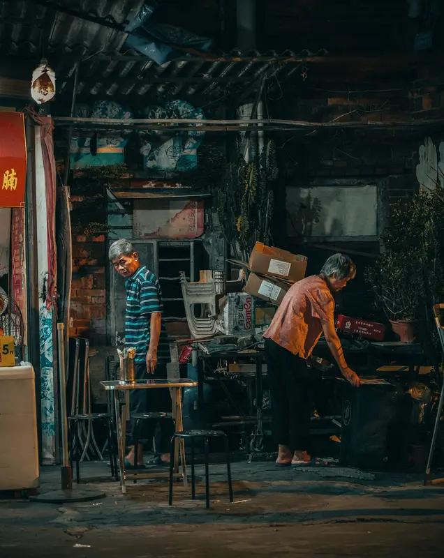 最近网传东莞一清洁工在垃圾桶捡到40万现金，这消息一出来就引发了大家的关注。不过