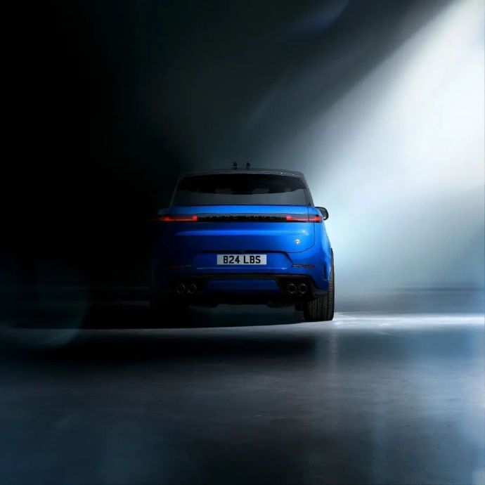 汽车 路虎在英国推出了一款特别版的揽胜运动SV终极版，向2015年的初代SVR致