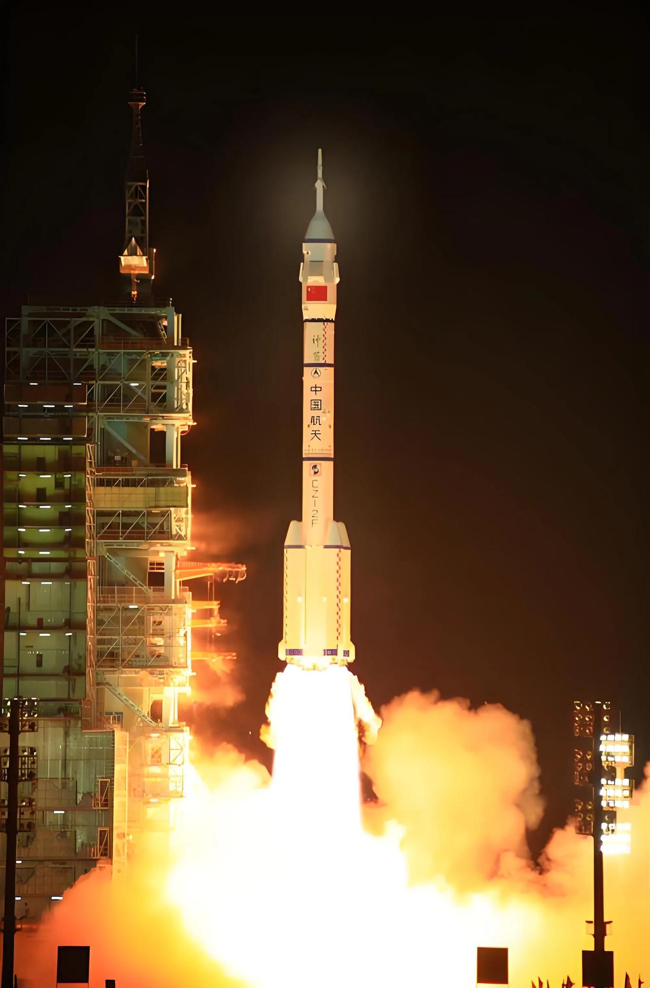 2008年9月25日21时10分，‌神舟七号载人飞船从酒泉卫星发射中心用长征二号