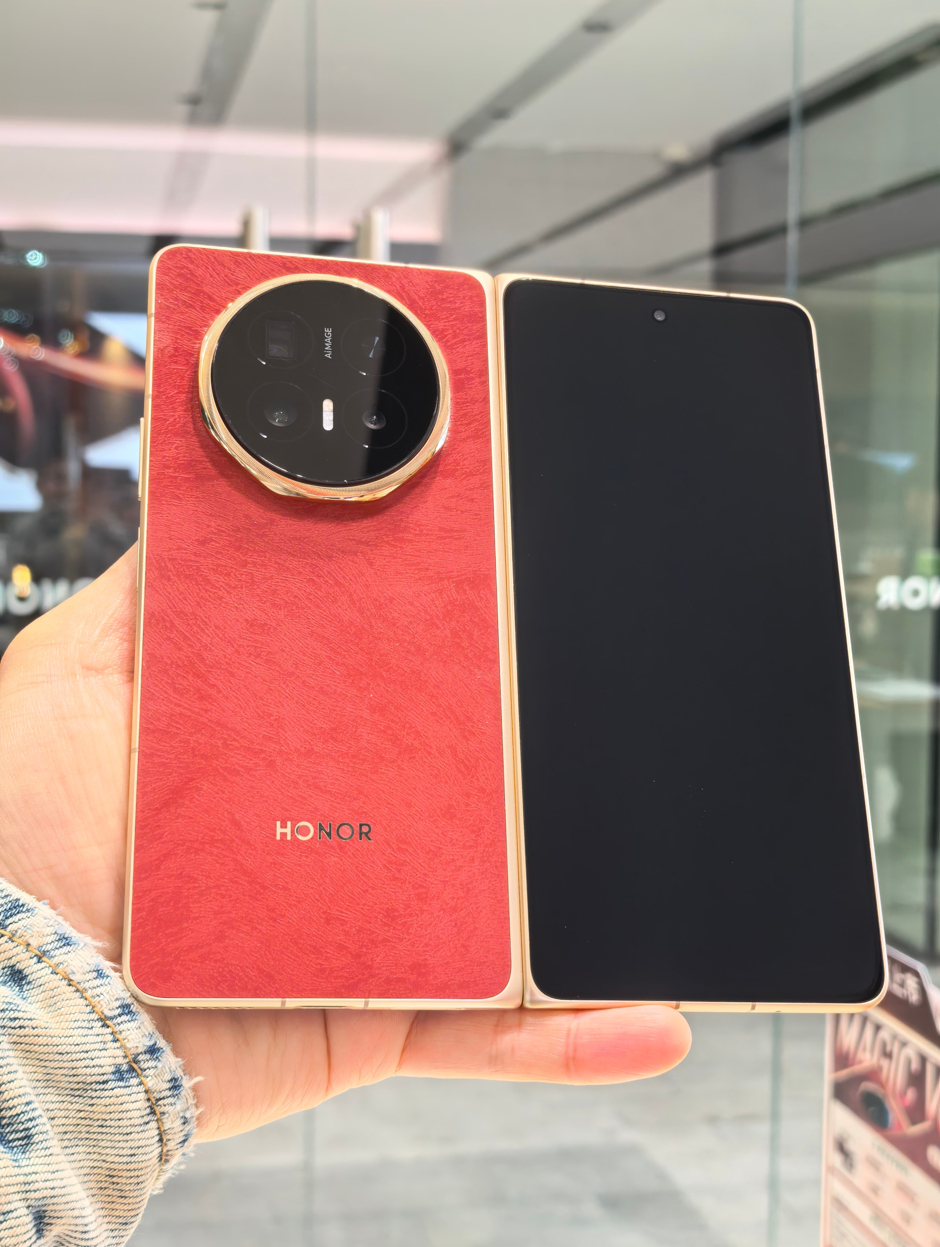 荣耀Magic V6四种颜色，子弹兄都上手摸过真机了。我最喜欢的颜色排序是：雪域