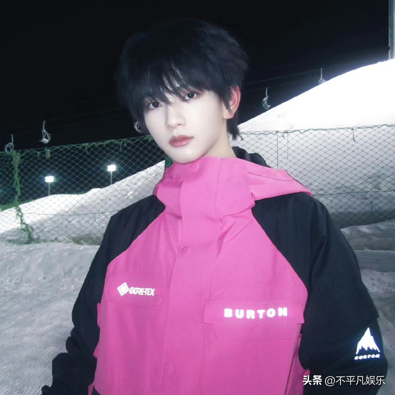 穆祉丞的滑雪vlog一上线，就戳中了粉丝的萌点。镜头里的他穿着荧光色滑雪服，像团