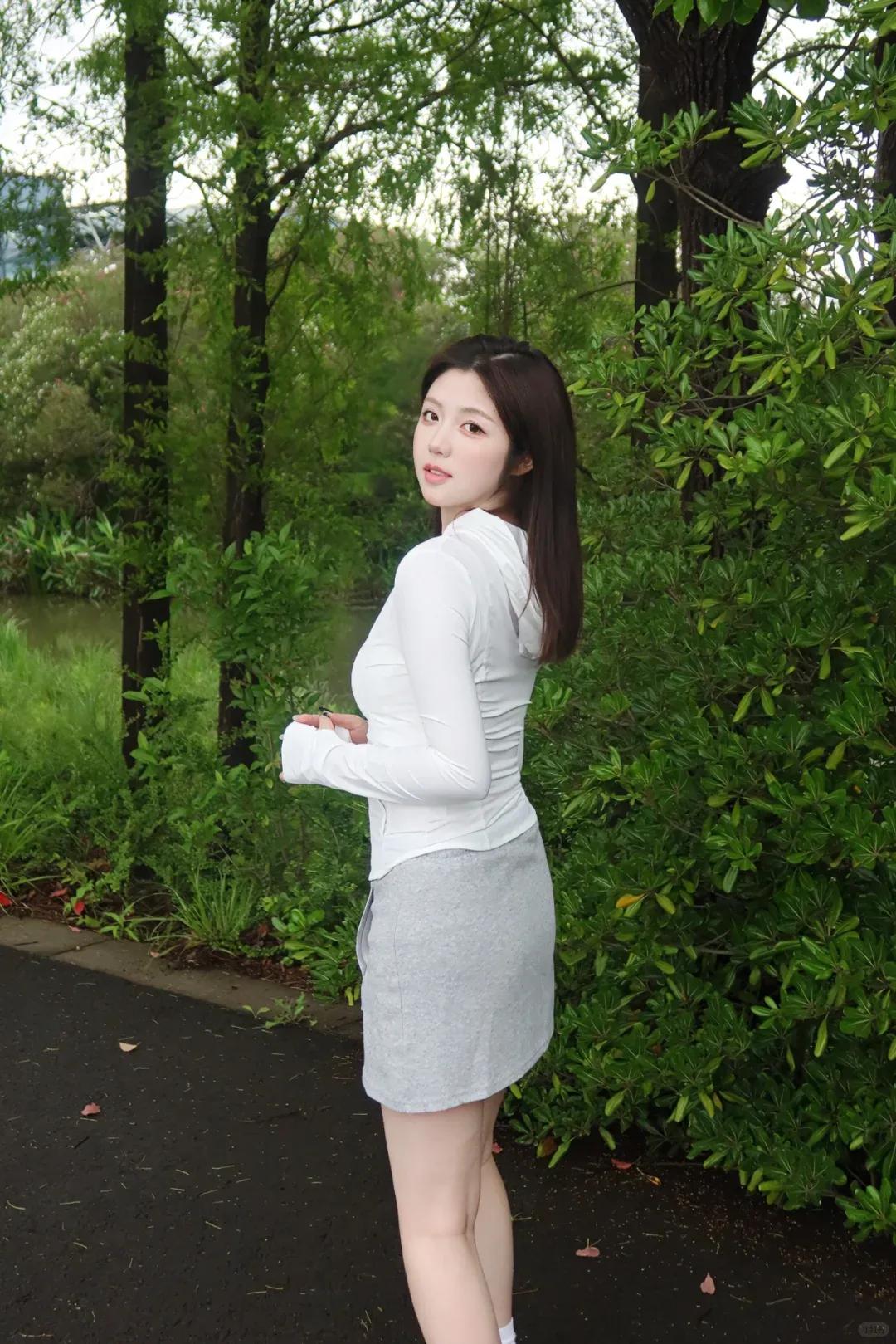 [万柿如意]
如果吻她一下会穷三年，但你愿意吗
[万柿如意]
数学系教授精妙论证