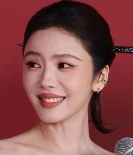 蔡文静在2026年10月21日亮相时尚芭莎“来自中国”年度盛典，造型核心是非遗工