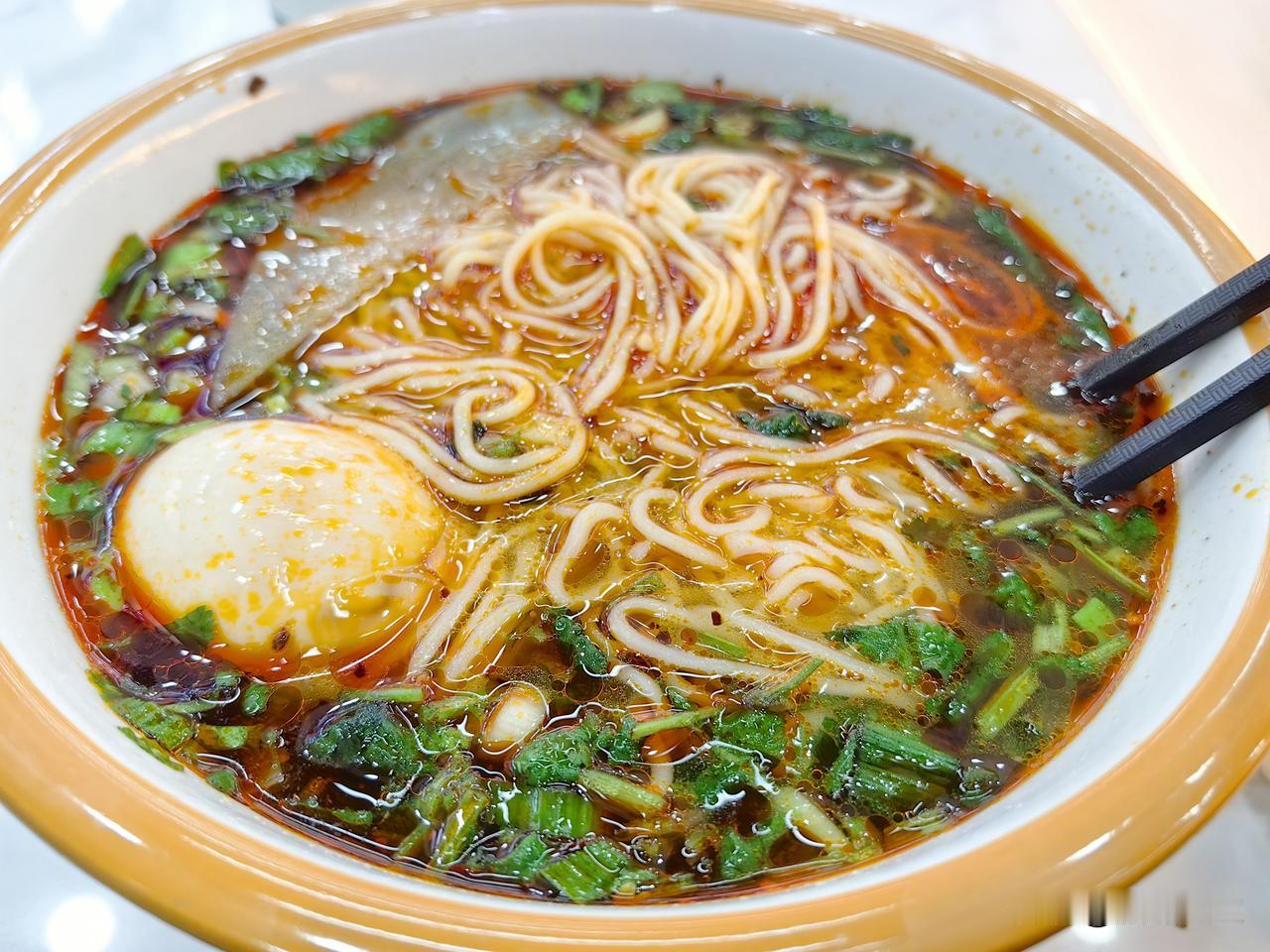 今年街上兰州拉面馆开业很多家，都说餐饮生意不好做，难道兰州拉面馆不怕赔钱？