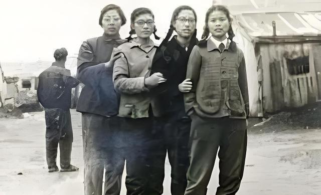 1963年，四名上海姑娘在青海金银滩拍下了这张珍贵的照片，多年后这张照片被放在了