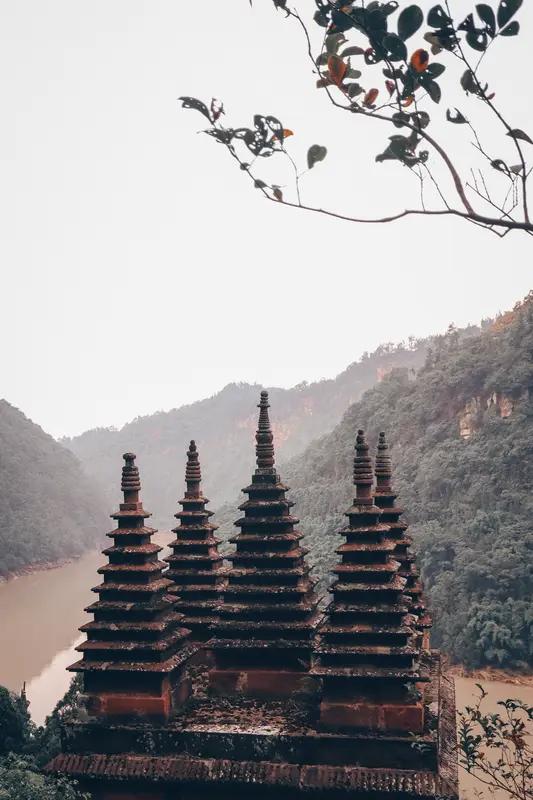 看到“一江一寺一码头”征下联，还挺有意思。之前看到有人对“三塔三亭三圣庙”，这对