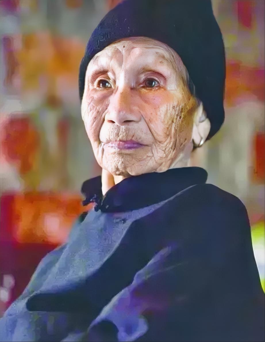 1941年，14岁的黄有良被10多个鬼子扒光衣服乱摸。她拼命反抗，惹得鬼子大怒，