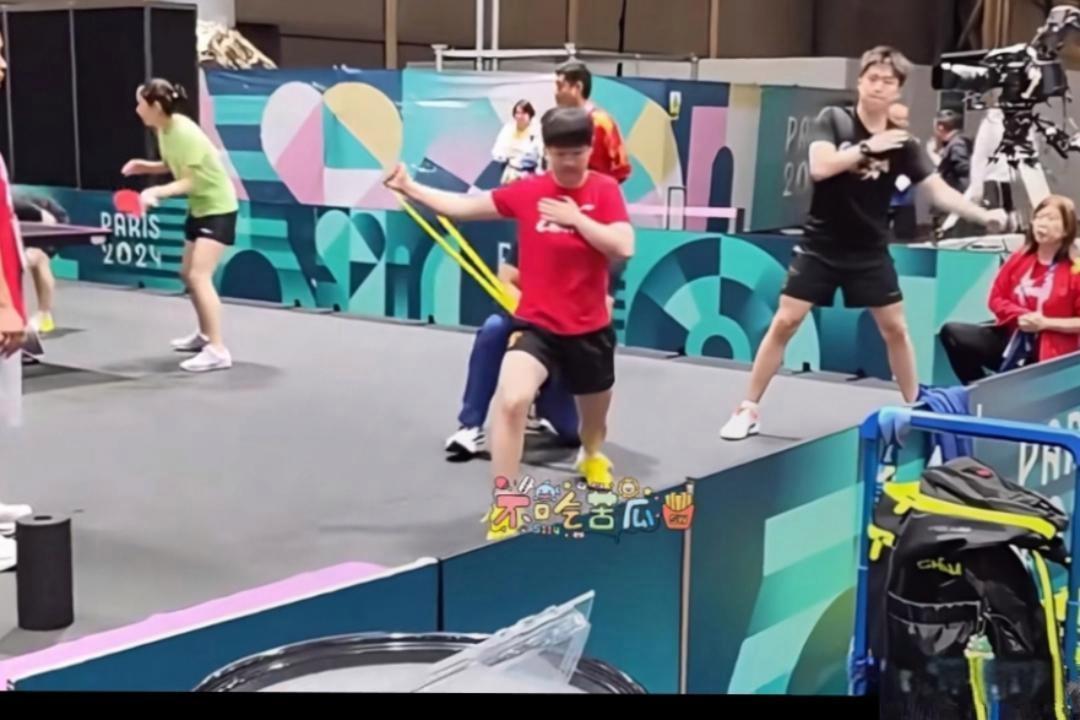 刚刚刷到一张莎莎和大头从没曝光过的照片，是在巴奥期间拍的，他俩正一起拉弹力绳呢。