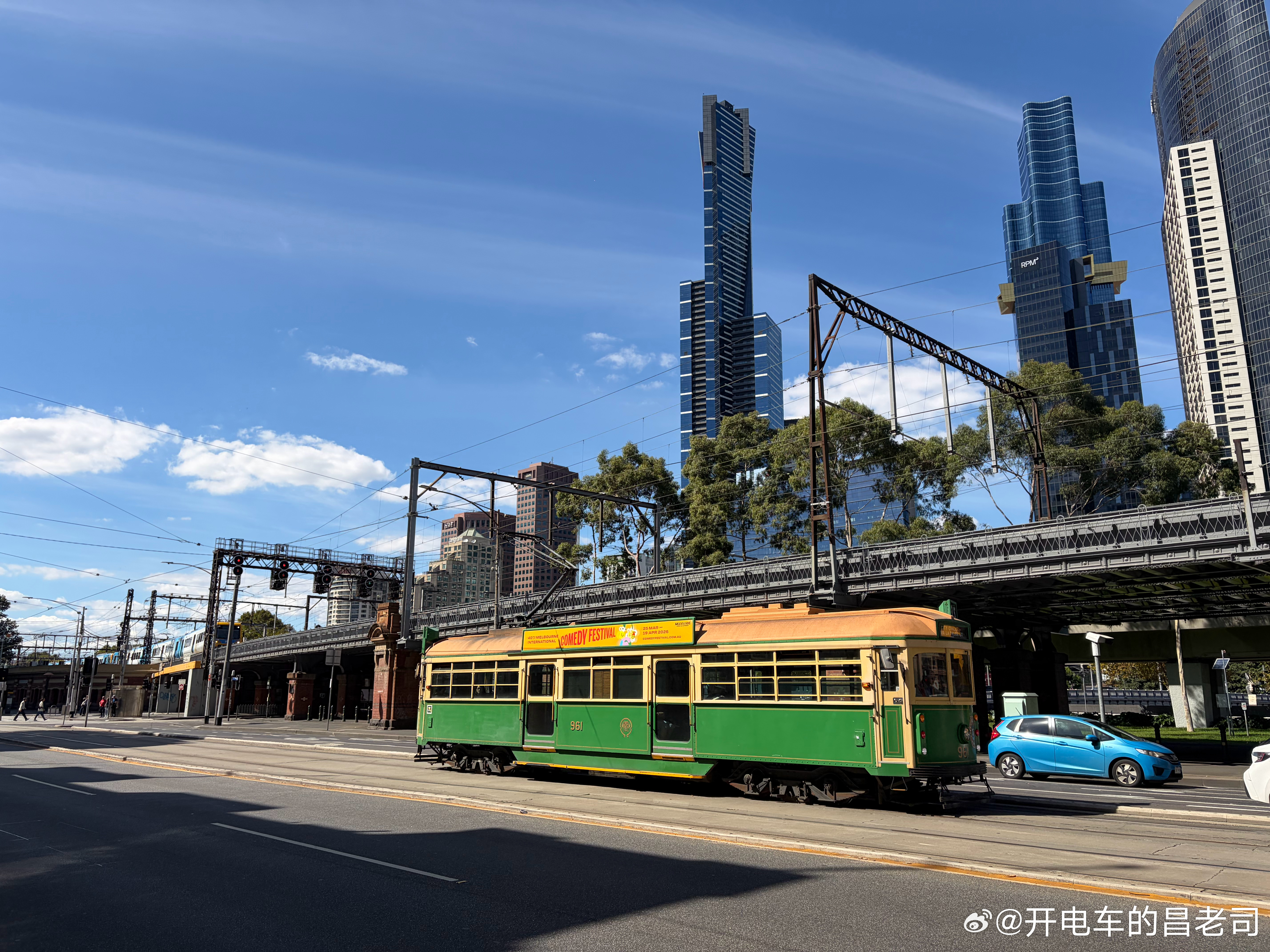 刚刚得知，墨尔本乃至整个维州接下来一个月的公共交通全部免费，原因就是最近油价涨的