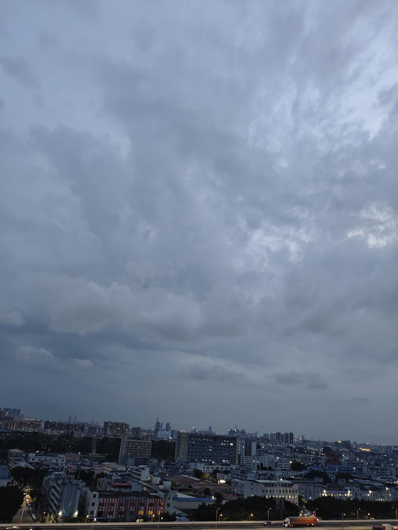 随手拍一张天空照这阴天的天空照也很好看的，像一幅油画掛在天空，别有一番美景！