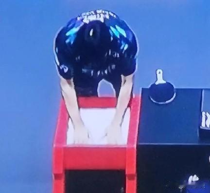 张禹珍有强迫症？
今天和温润博比赛尾声，
张禹珍用毛巾擦完汗，
把毛巾平平整整的