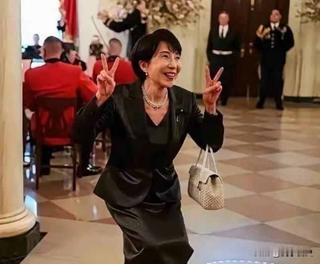 确实很少有人会想到，乌克兰的独立纪念日竟然会成为日本政坛“刷存在感”的舞台。就在