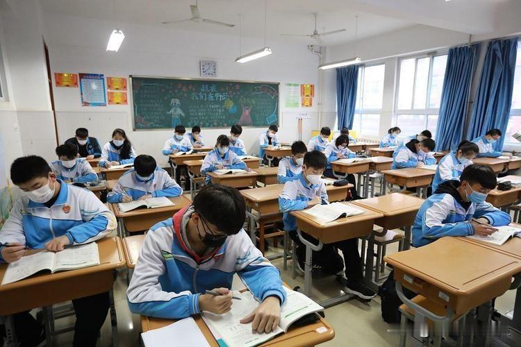 很多家长总爱拿自己当年高考对标现在孩子，一句“我们以前更苦”糊弄所有焦虑。但说实