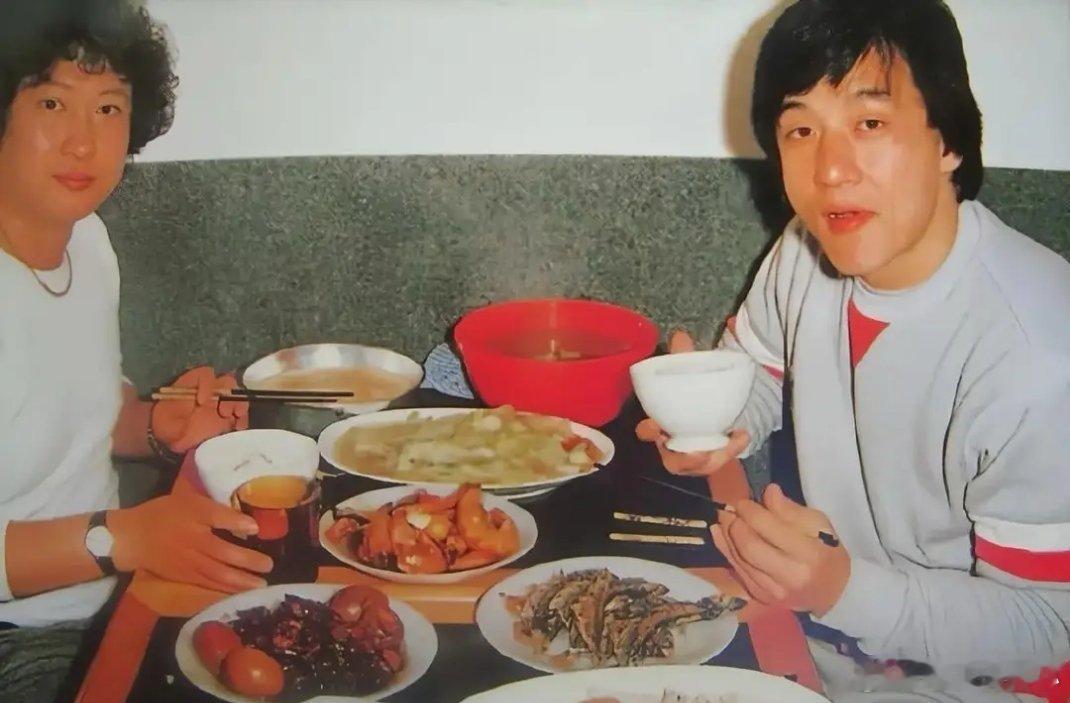 1984年，成龙和洪金宝在拍摄电影时的工作餐，相当于现在什么水平 