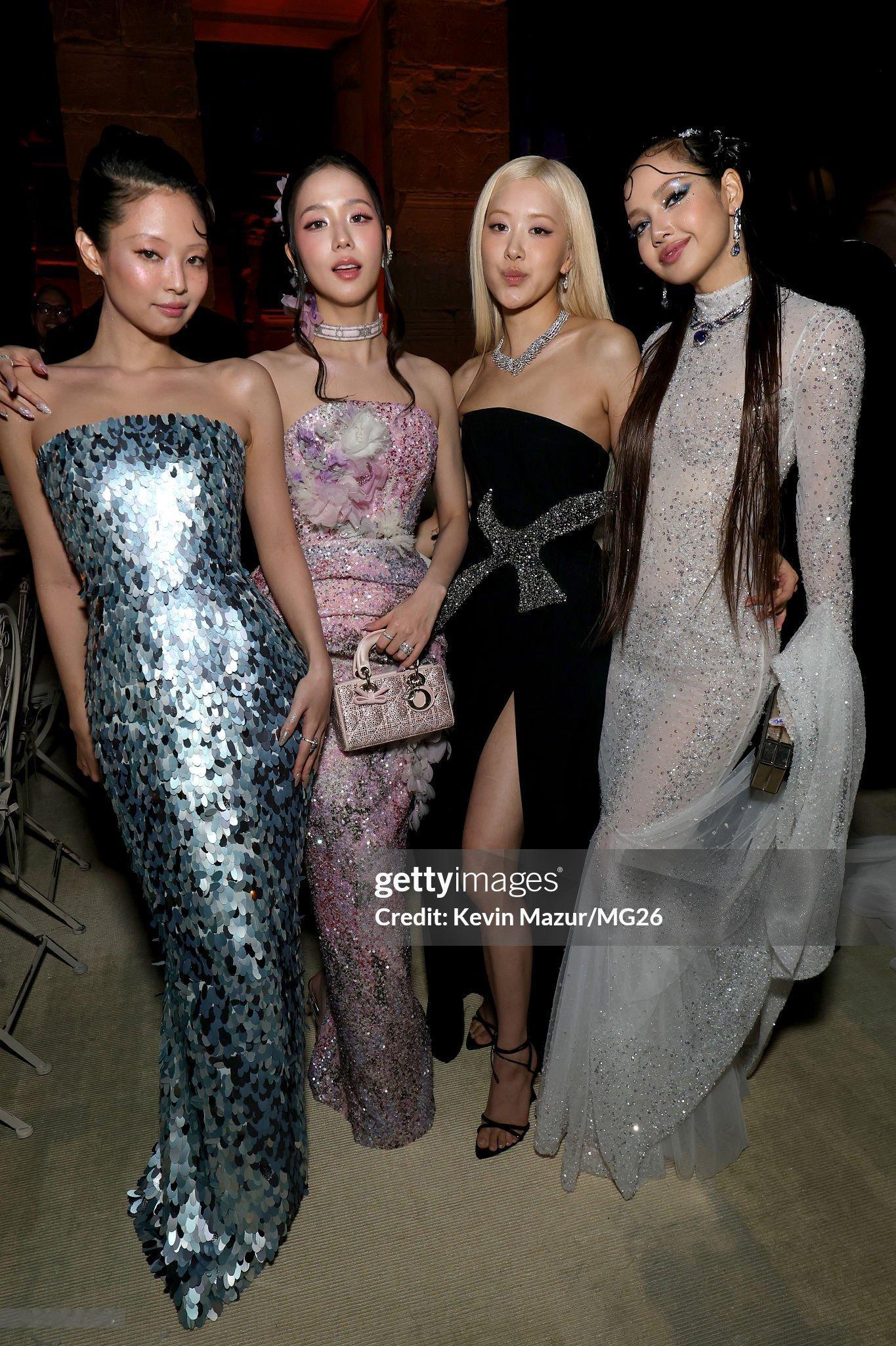 请用一句话点评同框：BLACKPINK全员亮相metgala红毯