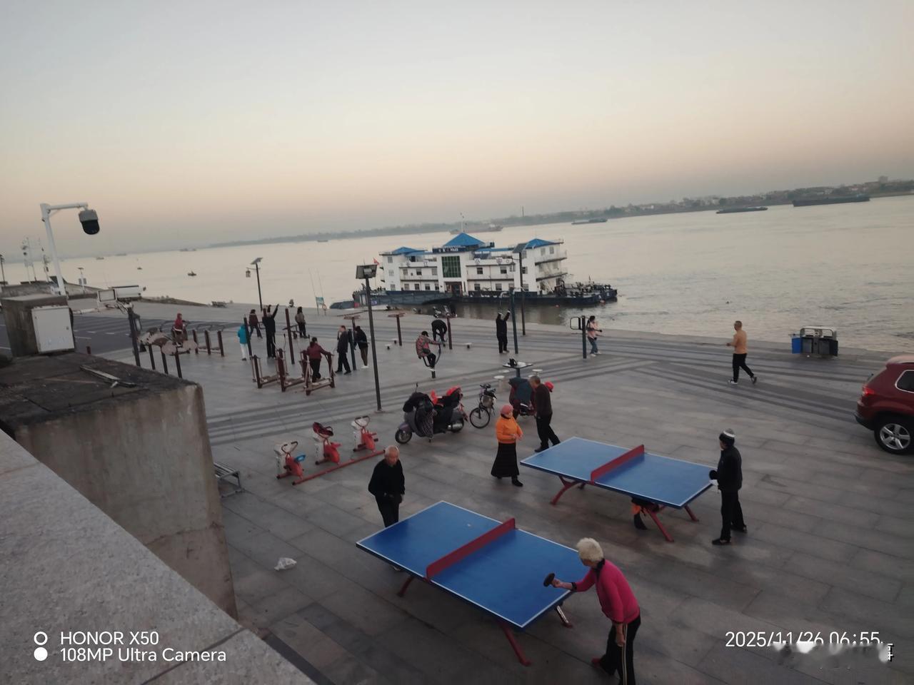 11月26日长江岸边晨练