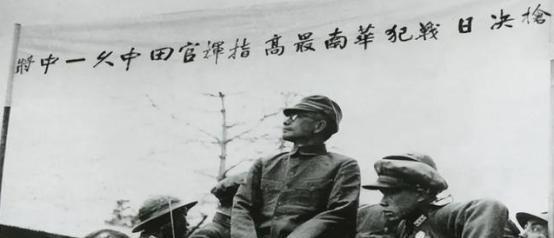 1947年，一个日军中将被执行枪决，行刑的战士朝他开了三枪，他没死，监刑军官示意