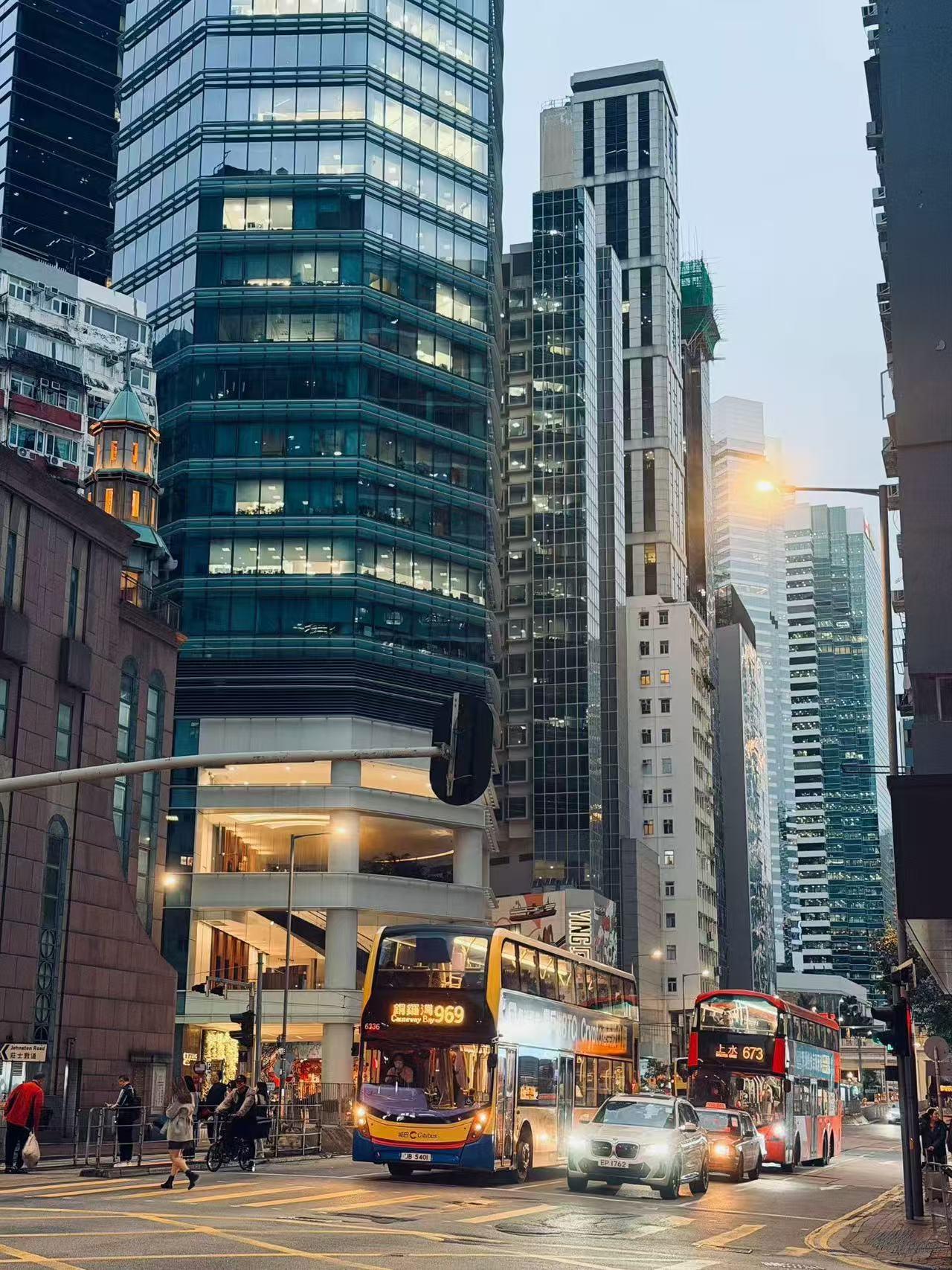 辛辛苦苦打工半辈子，把女儿供成了大学生，本以为能盼来贴心依靠，可她坐在我身边侃侃