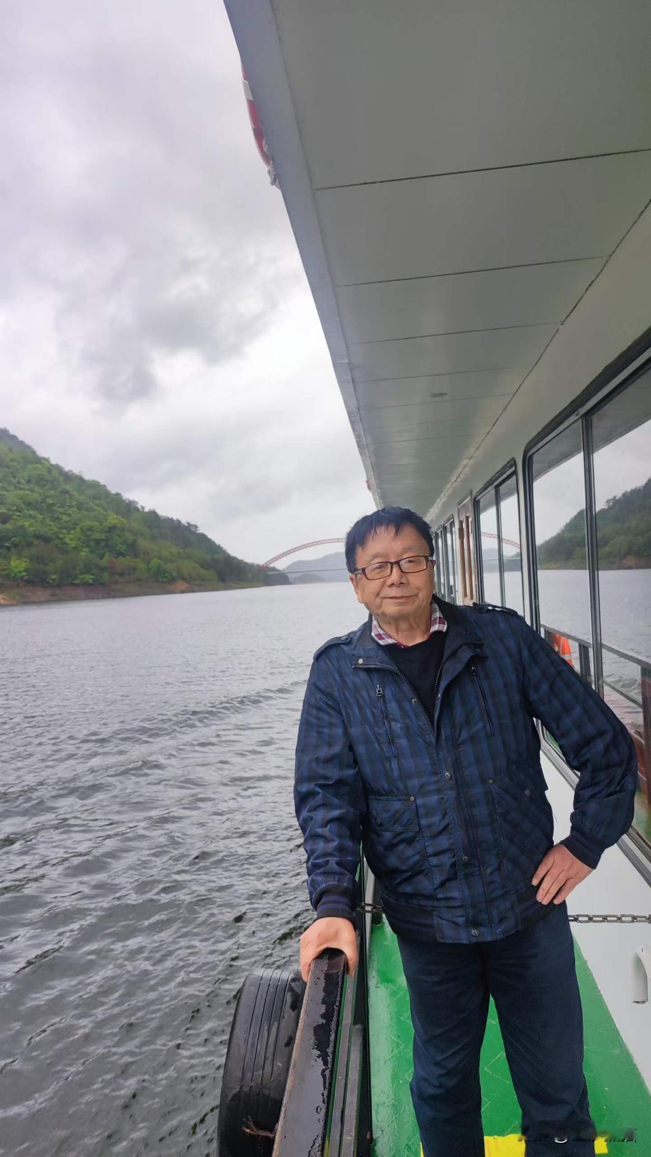 雨中游千岛湖，原叫新安江水库，与汉源湖比如何？
后三图补发号称“江南布达拉宫”的