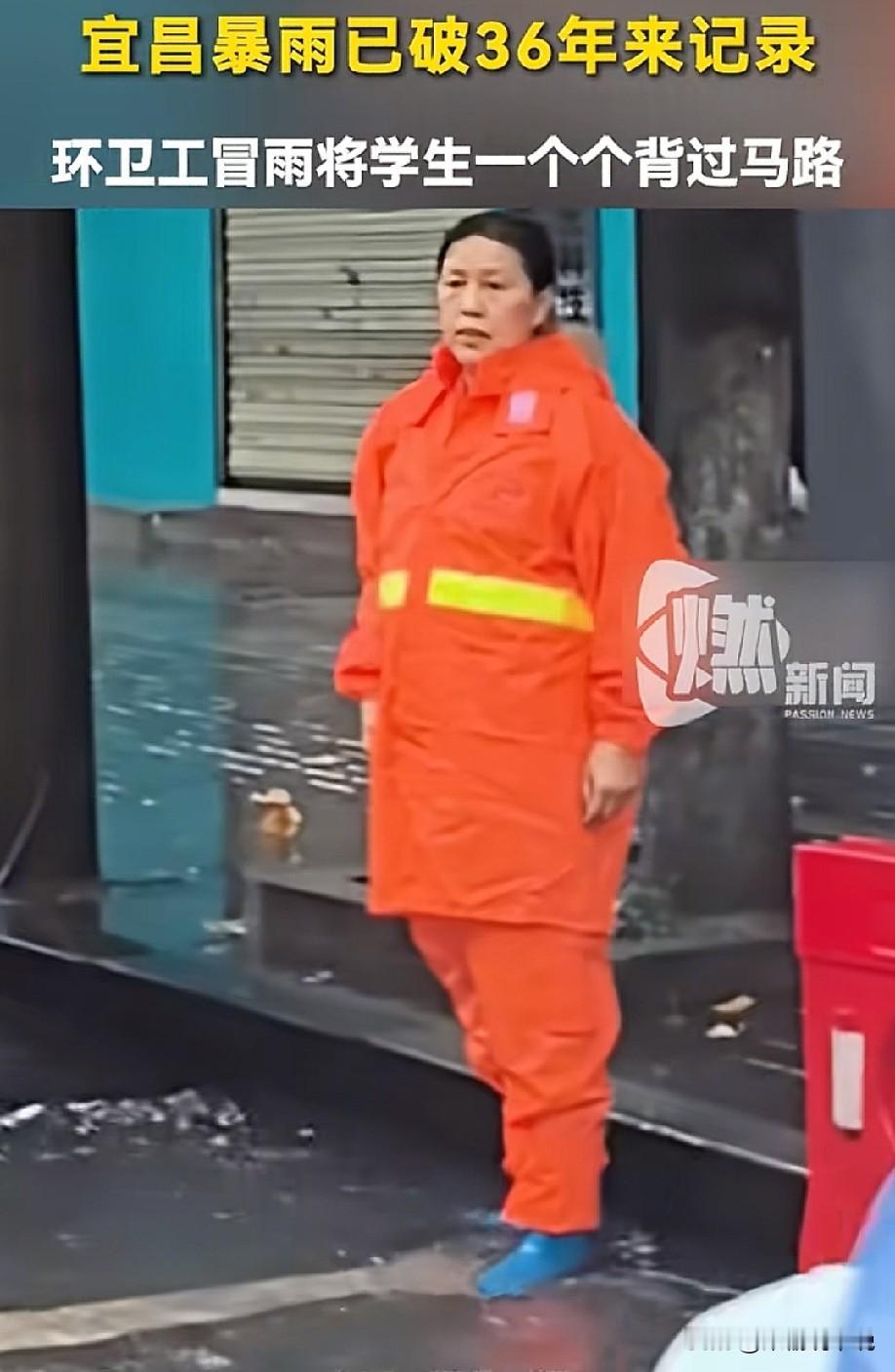 化身“摆渡人”的63岁环卫工！近日湖北荆门市连降暴雨，不少学生在去学校时，被两条