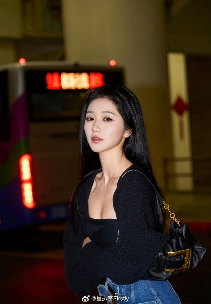 岳雨婷将正常出席ES大秀岳雨婷 ES 大秀正常出席，气场直接拉满岳雨婷将出席es