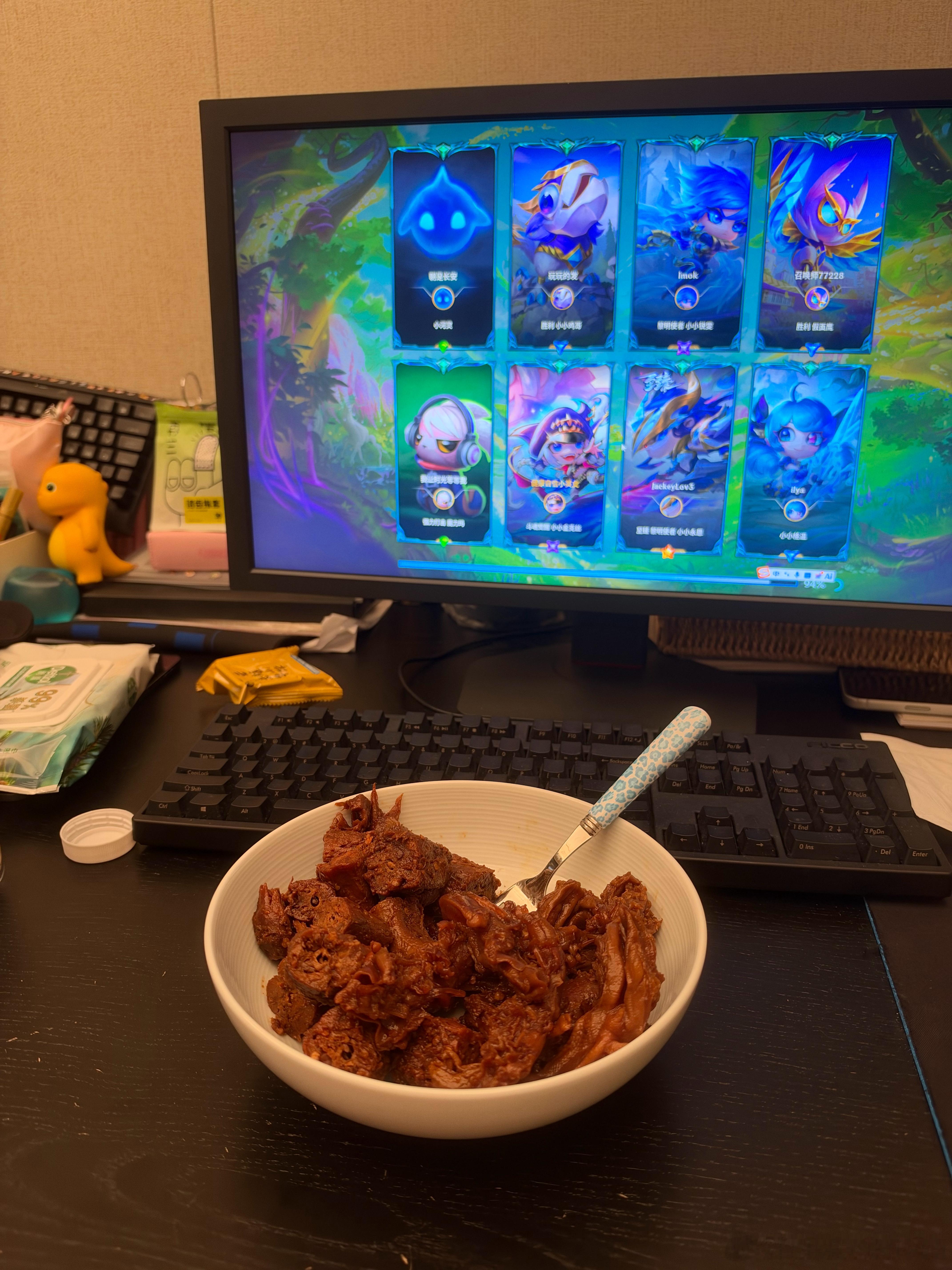 谁能拒绝深夜一盆周黑鸭配上云顶 ​​​