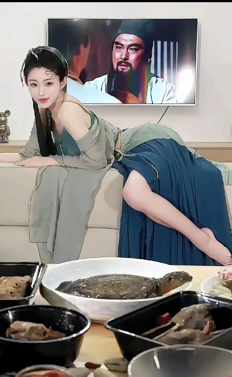 打破脑袋也想不明白，这究竟是一个怎样的场景？

一看就是餐厅，餐桌上全是山珍海味