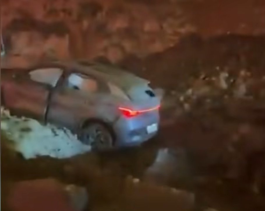 比亚迪元plus贴身挨了一发导弹查证了一下，还真有这事。在耶路撒冷地区，一辆比亚