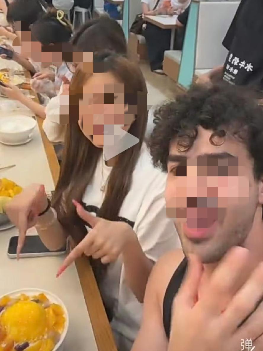 名叫“阿布”的外国小哥去深圳一家餐厅用餐，只因随便和几个深圳女孩打个招呼就被邀请