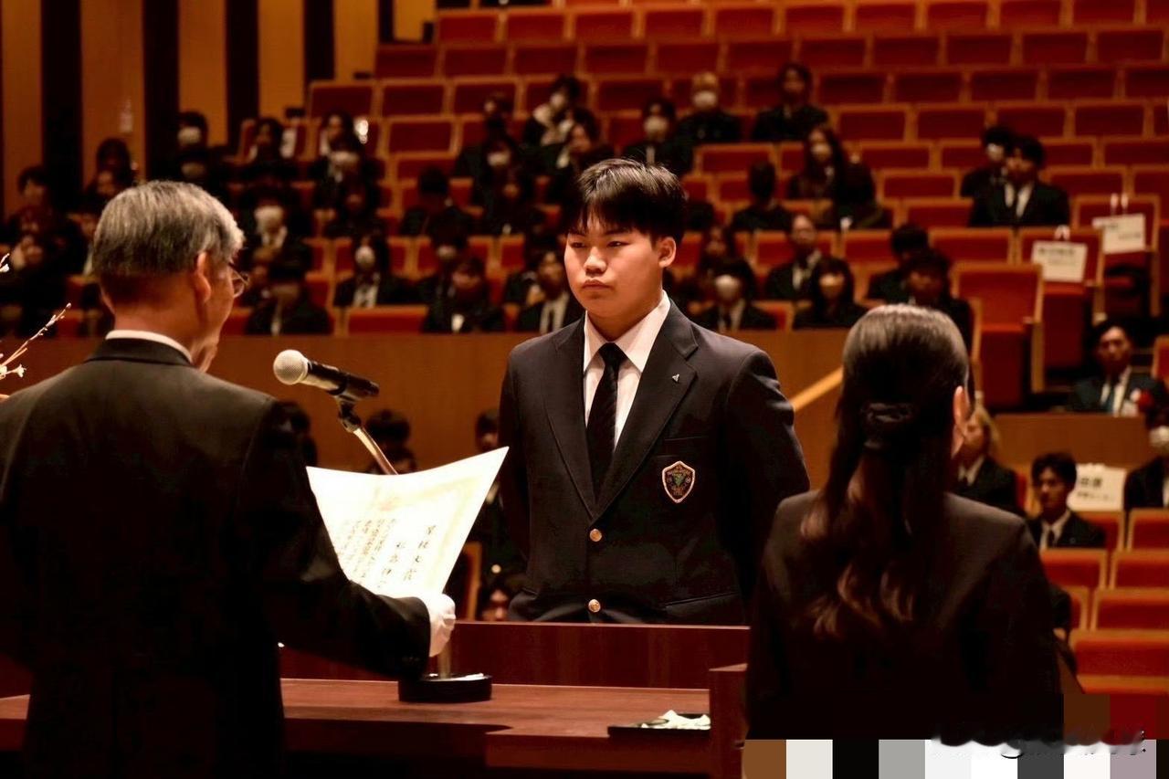 原来松岛辉空：还是个高中小孩啊

感觉日乒球员也是要读书的，更多是业余时间打球，