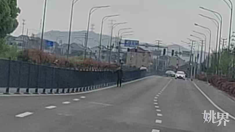 余姚网格员小小善举彰显城市温度 近日，宁波余姚一网格员韩建忠接到求助，称一位九旬