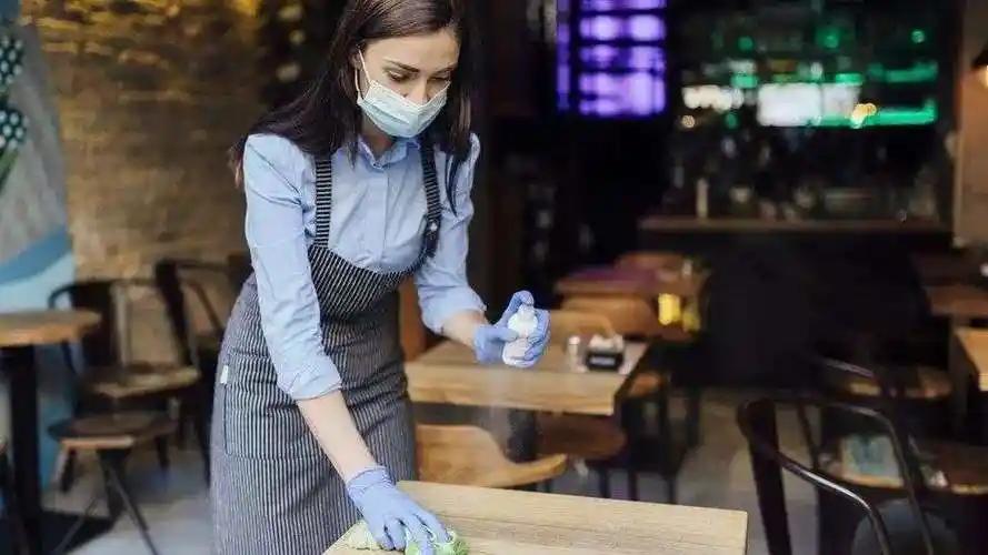 美国德州有个女服务员，伺候一个又凶又从不给小费的顾客，整整伺候了快七年。结果这人