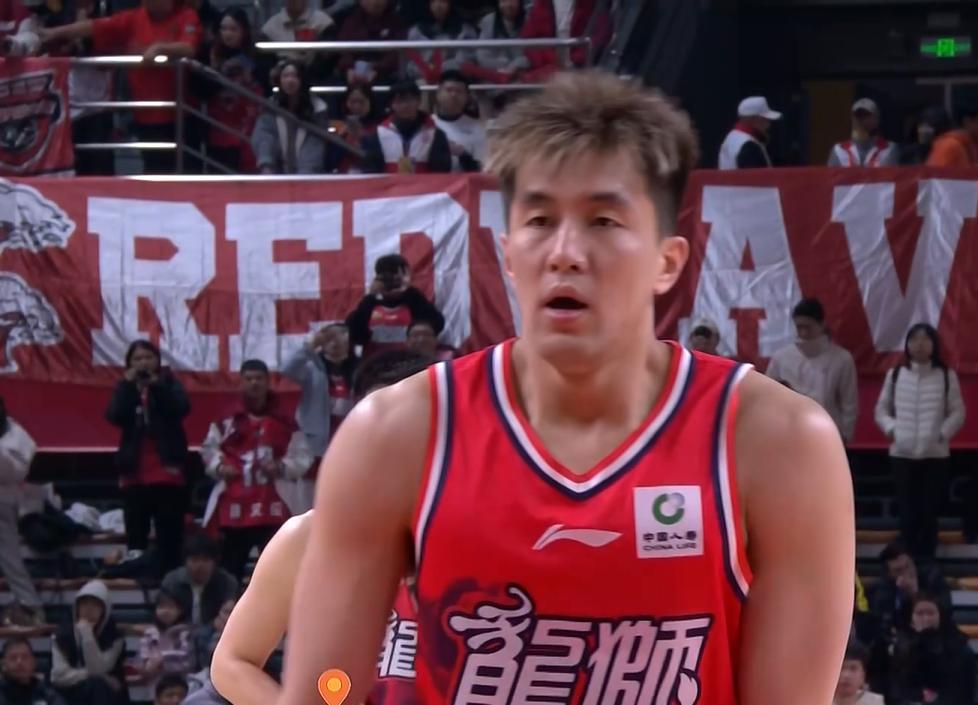 广州男篮加时胜同曦，郭艾伦和郭昊文谁更出色？
广州基本领先了一整场，末段被同曦一