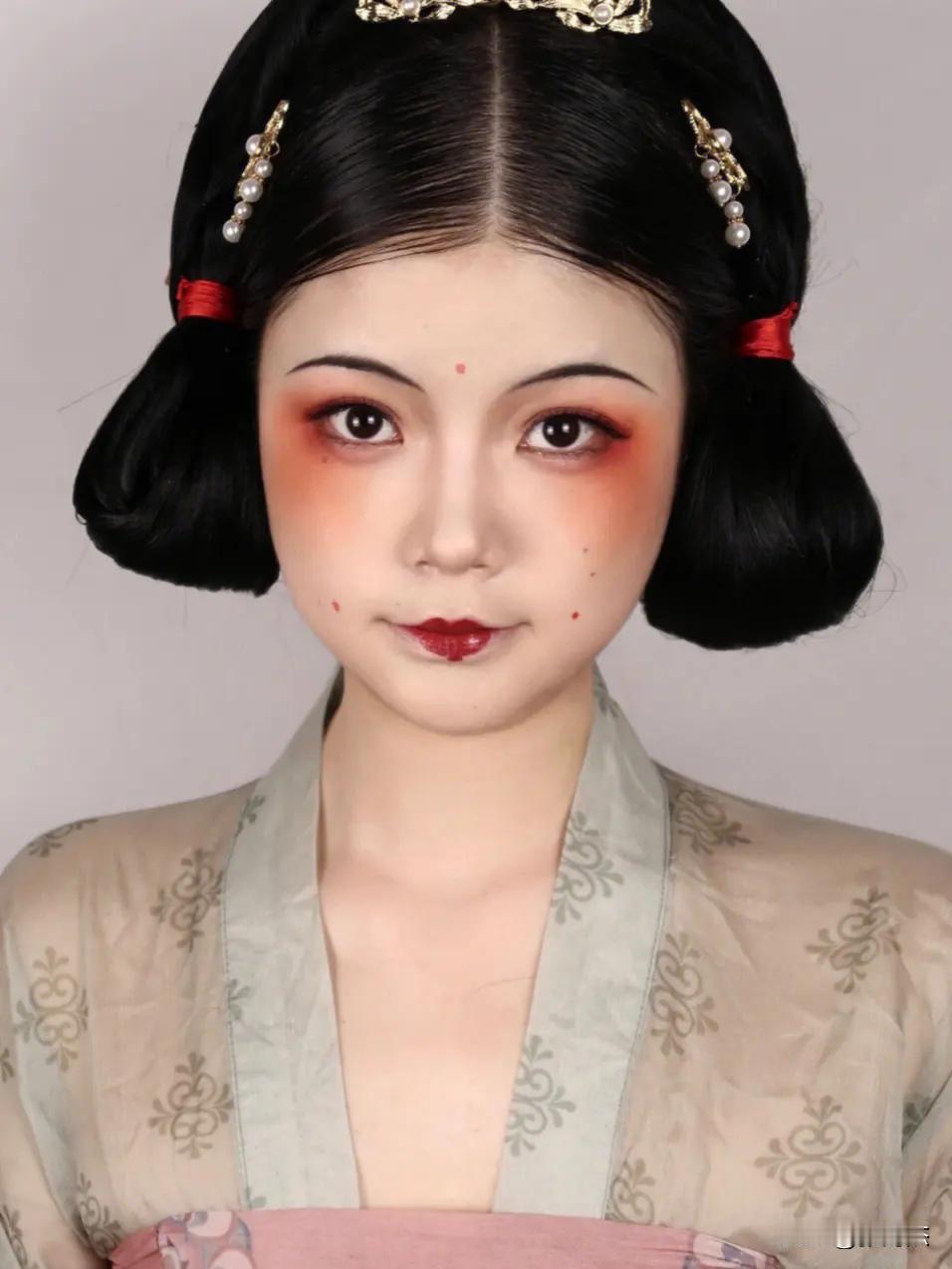 浅析唐朝女性妆容

文/张溥杰

前言

作为中国历史上一个辉煌的王朝，唐朝不仅