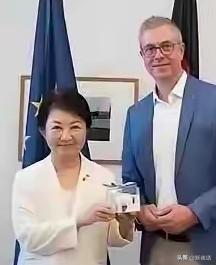 这个卢秀燕跑到德国去秀“独”
声称要展示她“捍卫台湾的决心”
6月9日至10日这