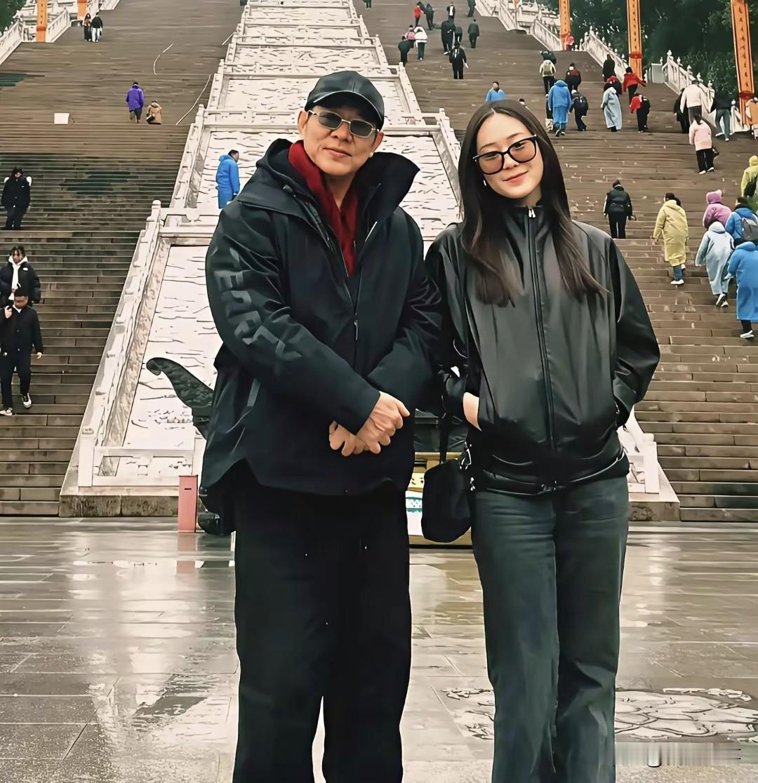 63岁李连杰携小女儿现身安徽九华山祈福，父女同框，温馨满满。镜头下，李连杰一身黑