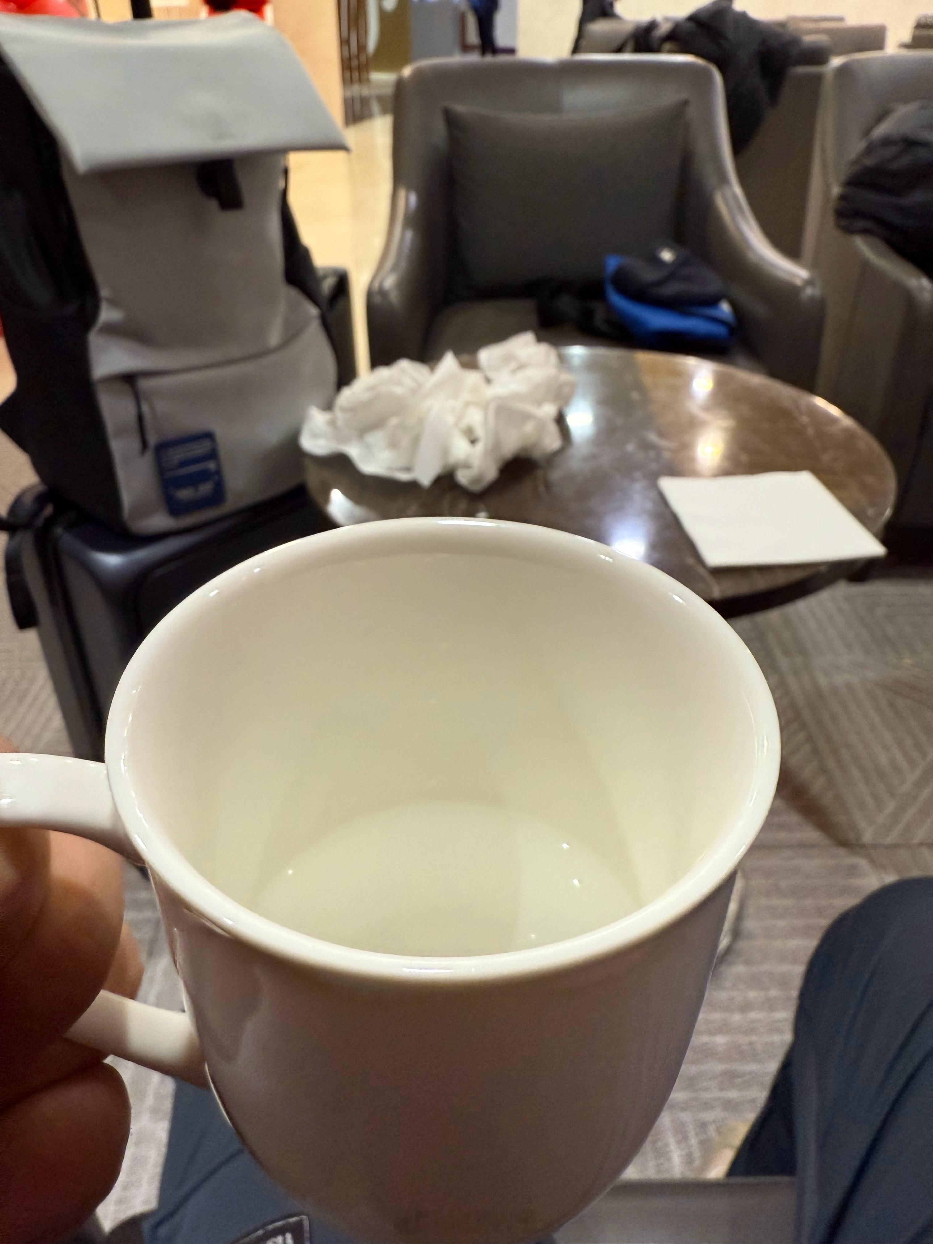 从喝茶改喝白开水了，感冒还没好  