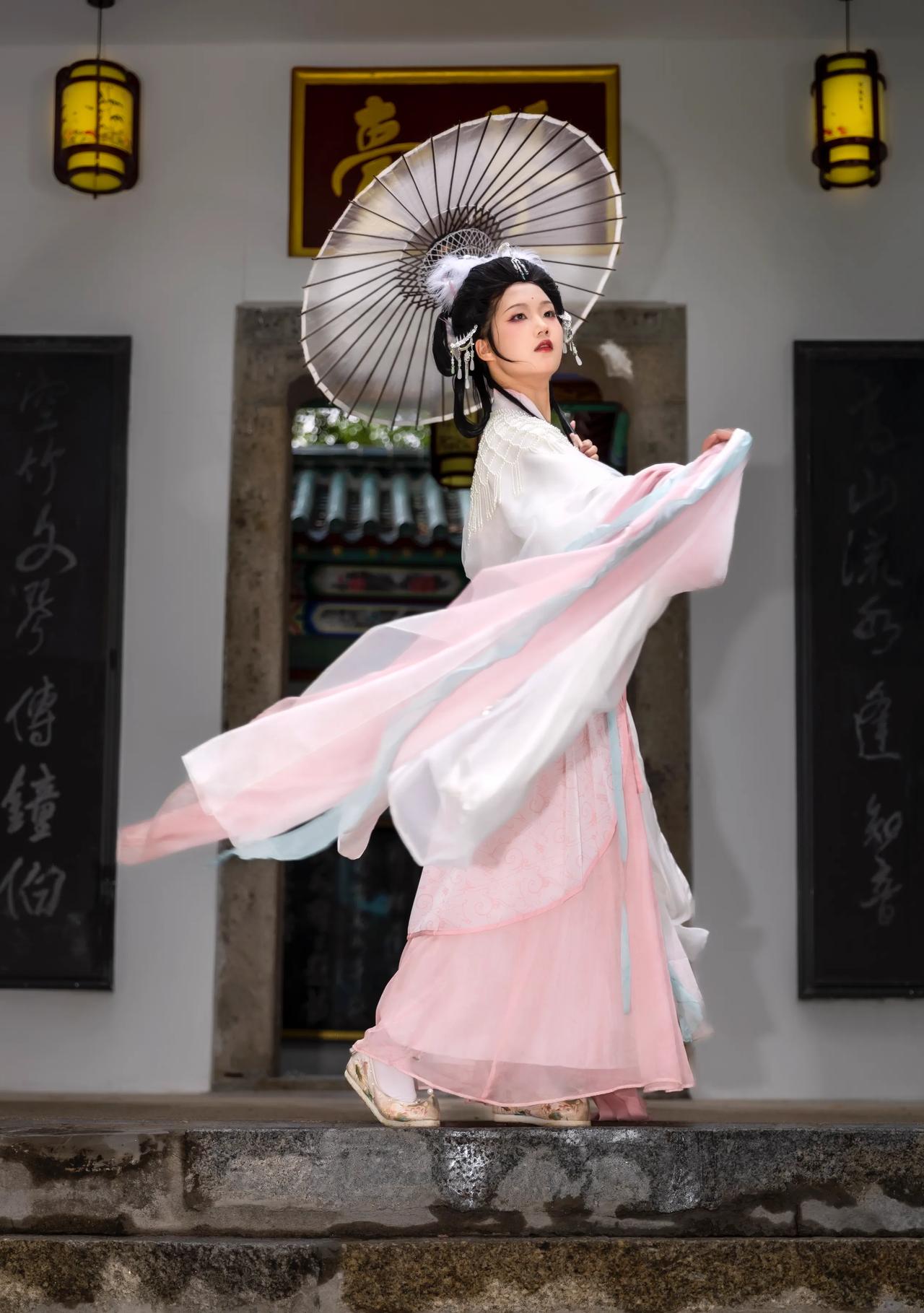 花纸伞靓女
#古典倩影# 
#如画簪花写真# #古风湖边美女# 
（连斌）
