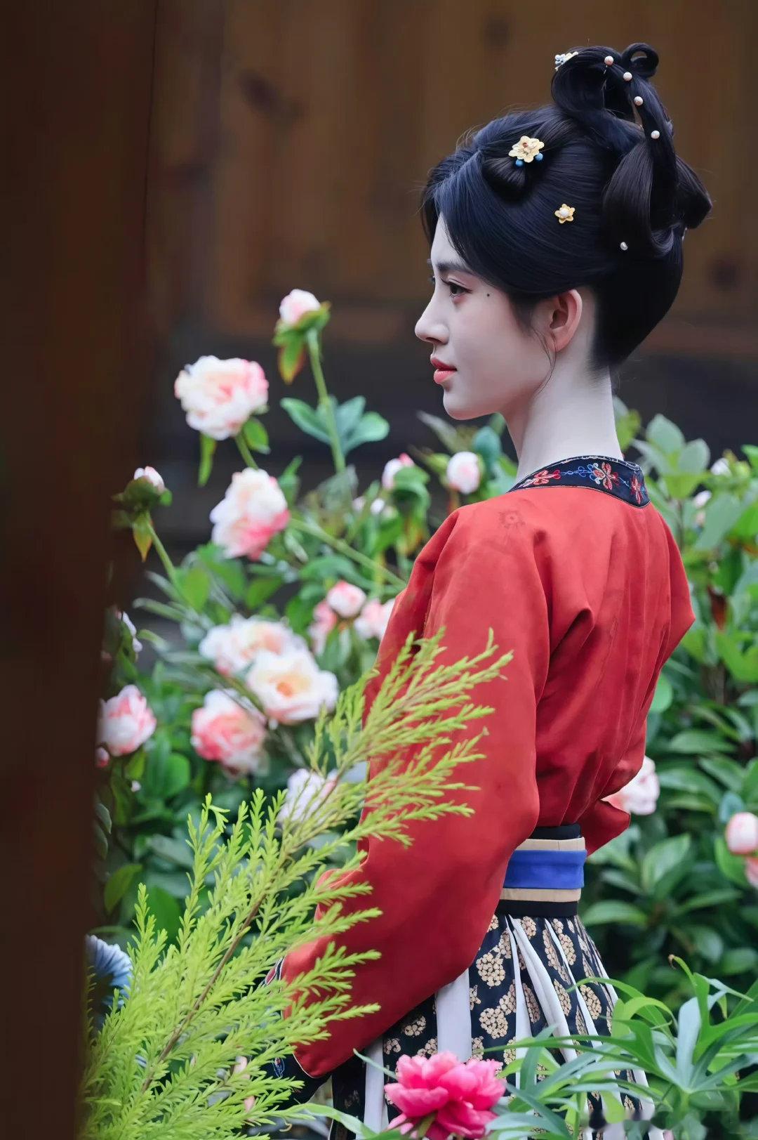 鞠婧祎唐装小宫女鞠婧祎万花世界唐装造型《万花世界》新路透，鞠婧祎今天是唐装小宫女