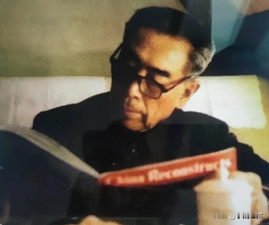 1961年，周总理在钓鱼台碰到一个5岁的小女孩，便问她，你爸爸是谁。女孩奶声奶气