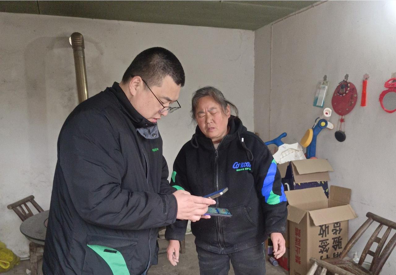 中国移动湖北襄阳宜城分公司王集支局服务队，近日走进南营街道五连小学，为周边银发老