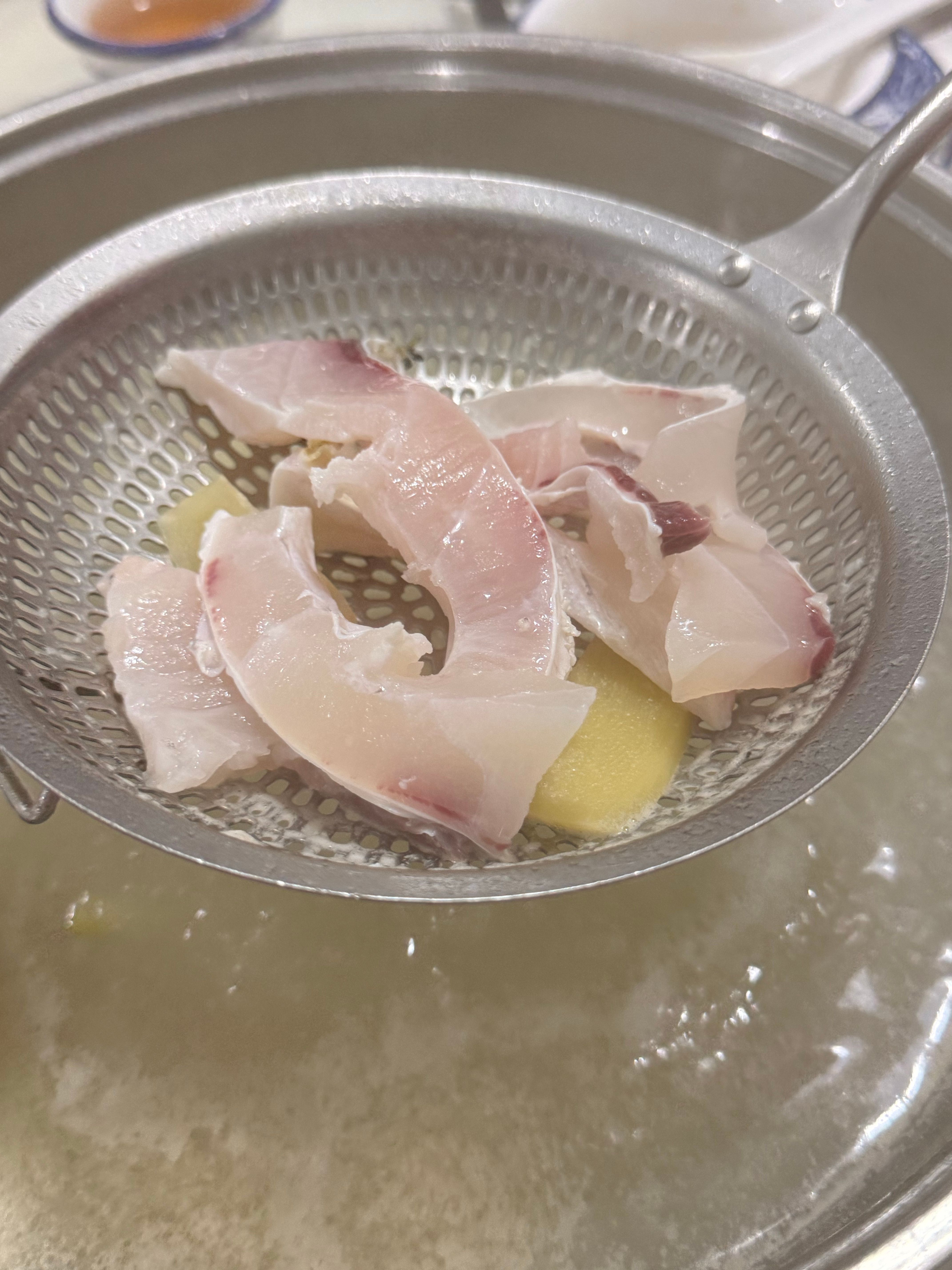 工作完来吃个认证中山脆肉鲩高兴地和我一位朋友分享我知道她是王嘉尔粉丝然后她说。。