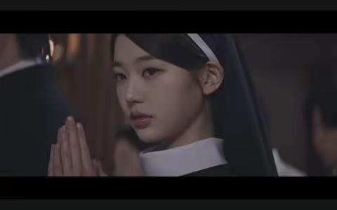 边佑锡神父＋Karina与张员瑛修女登场。视觉强打超级组合！边佑锡神父＋Kari